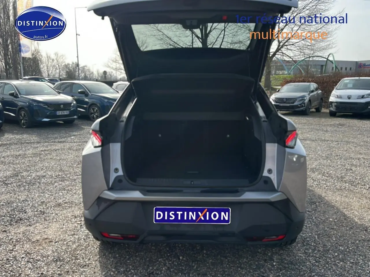 Vue arrière d’un Peugeot 3008 gris Artense avec coffre ouvert, feux arrière LED et pare-chocs noir contrastant.