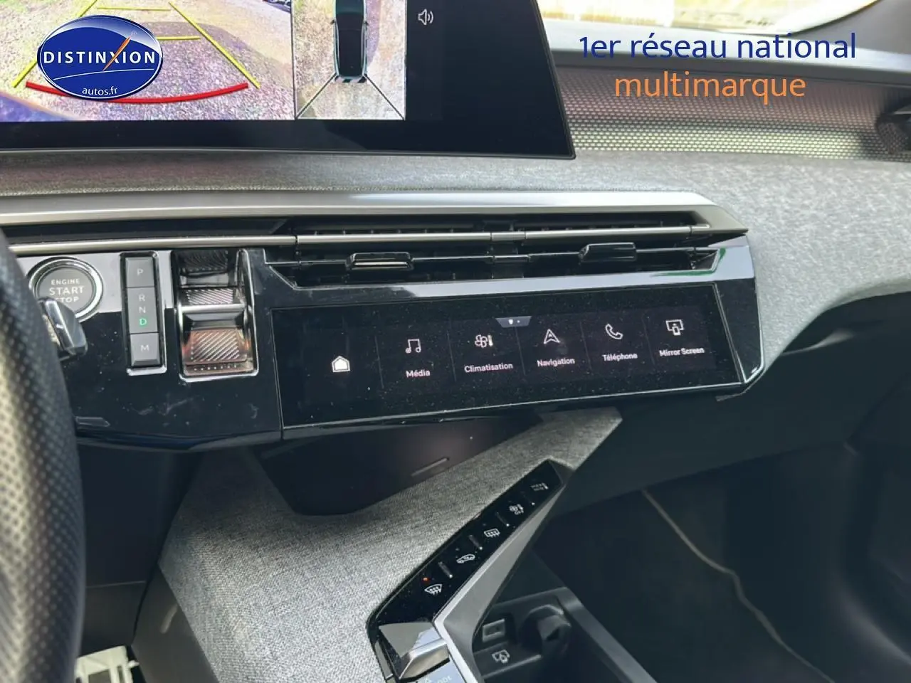 Vue intérieure du tableau de bord du Peugeot 3008 gris Artense, avec écran tactile et commandes modernes.