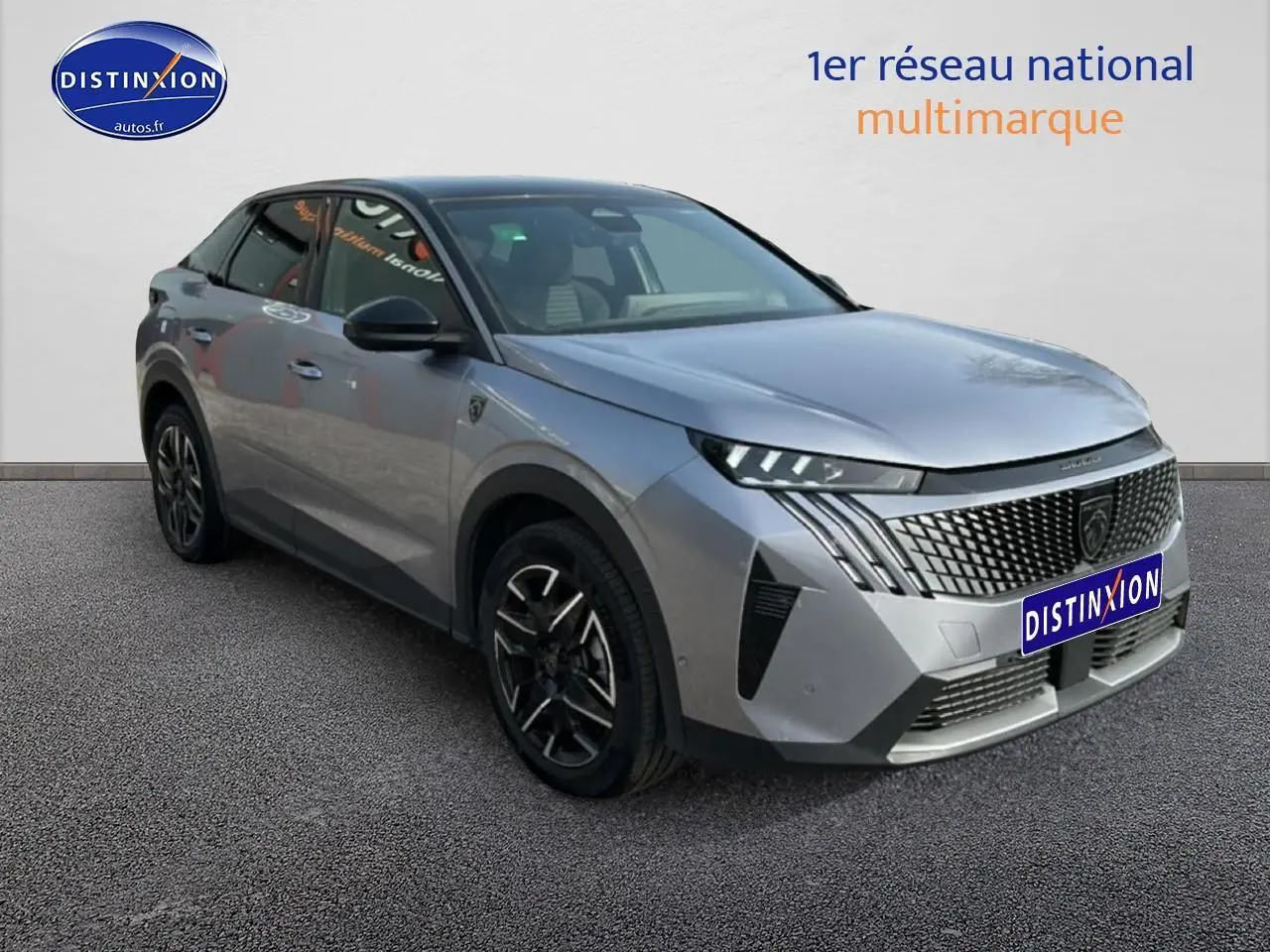 Peugeot 3008 gris Artense vue 3/4 avant droit avec calandre distinctive et jantes alu noires.