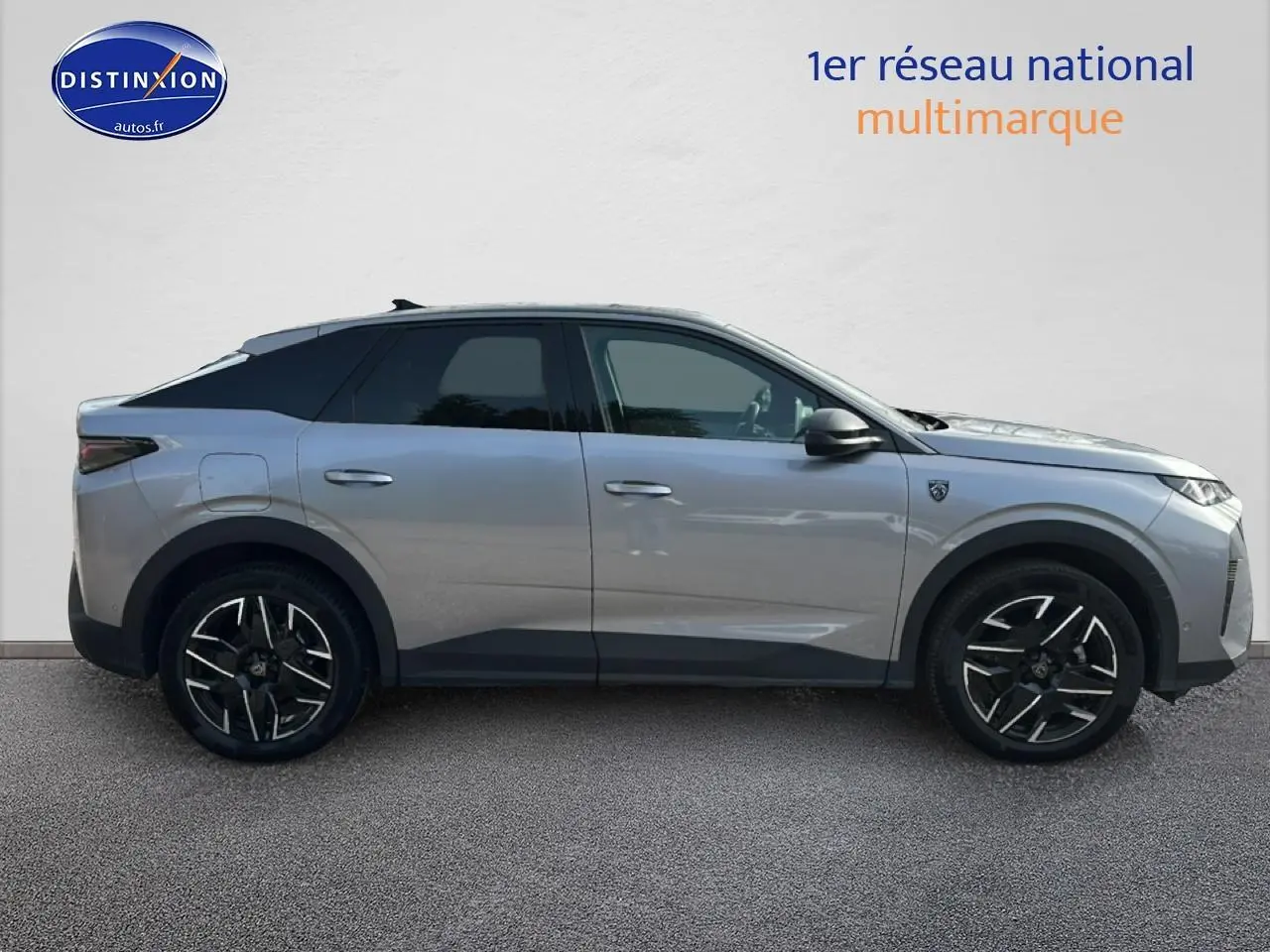 Profil droit du Peugeot 3008 1.2 hybrid 145 GT gris Artense avec jantes alliage noires et toit noir.