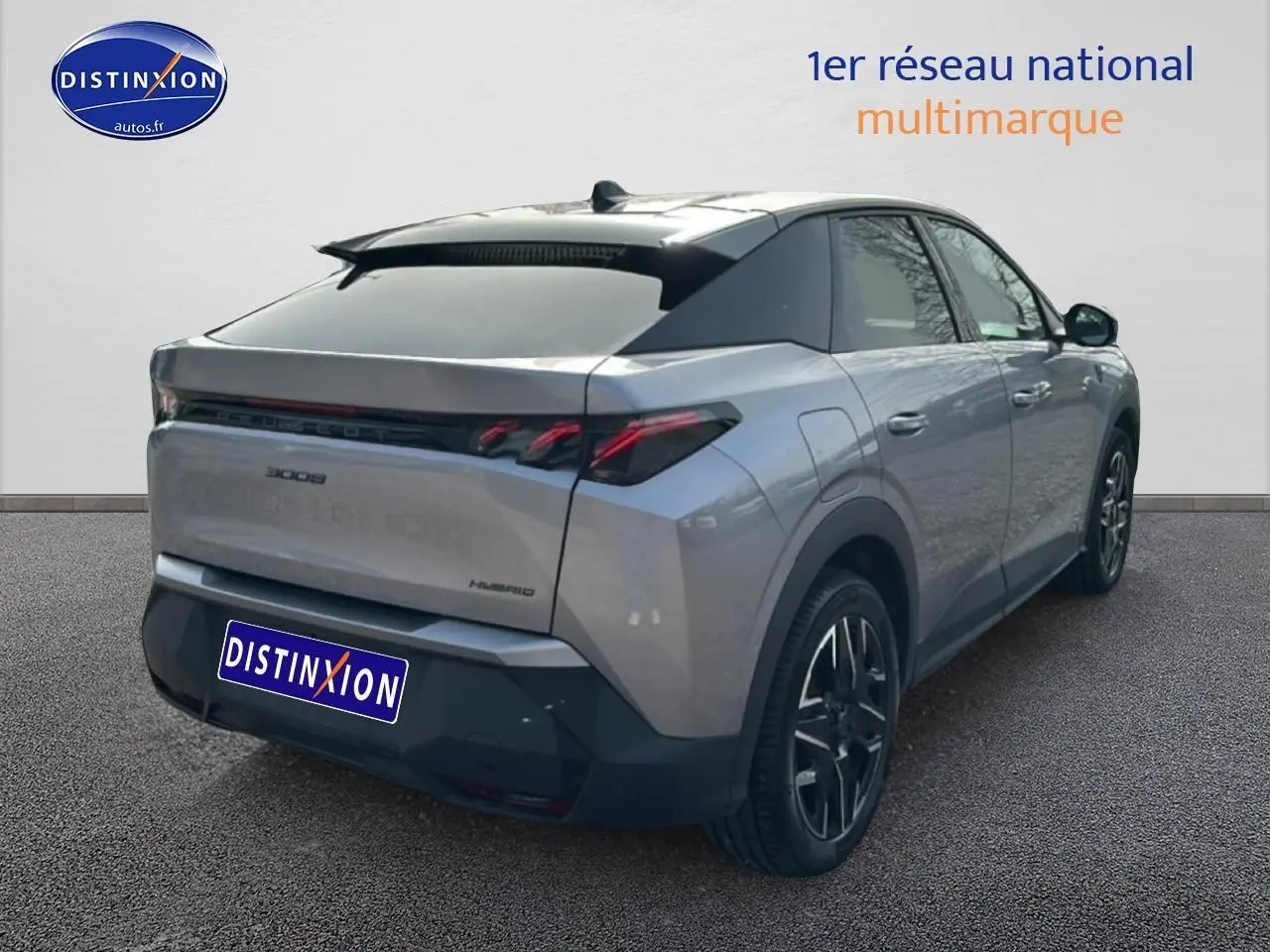 Peugeot 3008 gris Artense vue 3/4 arrière droit, feux LED et jantes alliage noires distinctives.