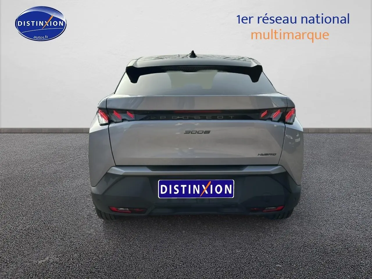 Vue arrière d’un Peugeot 3008 gris Artense avec feux LED et becquet noir, stationné sur sol goudronné.