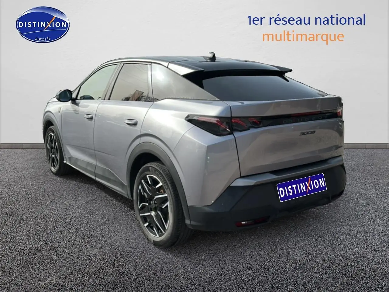 Peugeot 3008 gris Artense vue 3/4 arrière droit, jantes alu noires et vitres arrière surteintées.