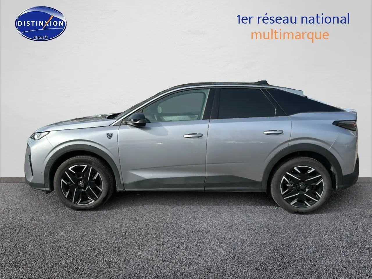 Profil droit du Peugeot 3008 gris Artense avec jantes noires et toit noir contrasté sur fond neutre.