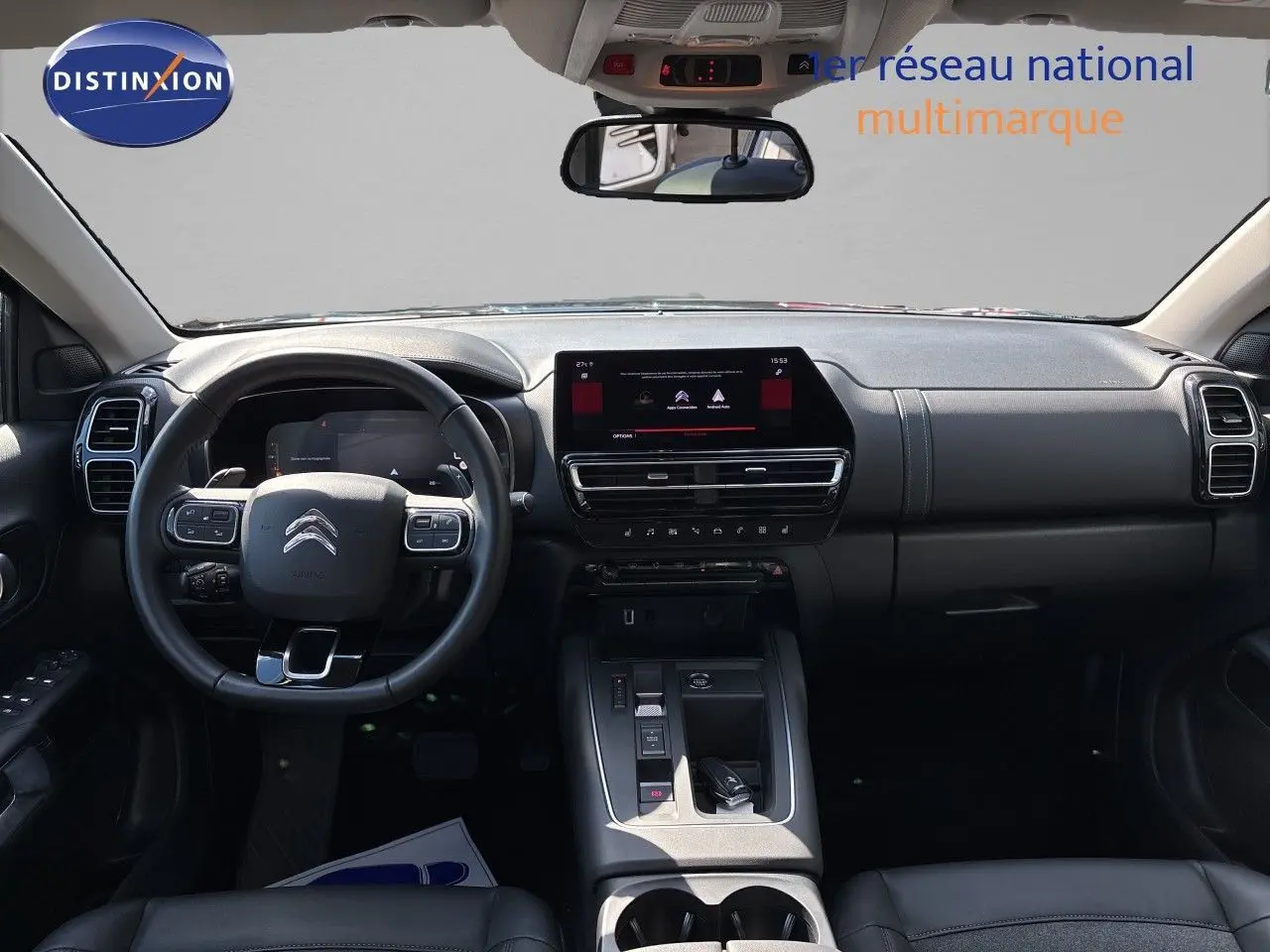 Vue intérieure frontale du tableau de bord noir du Citroën C5 Aircross 2025 avec écran tactile et volant multifonction.