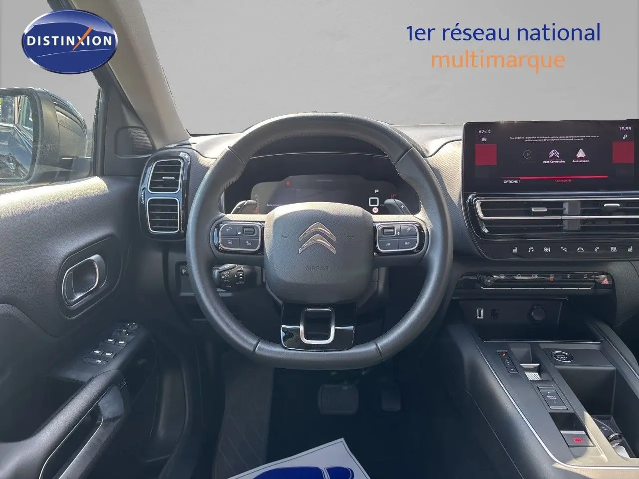 Vue intérieure centrée sur le volant et tableau de bord du Citroën C5 Aircross noir Perla Nera, avec écran tactile et commandes intégrées.