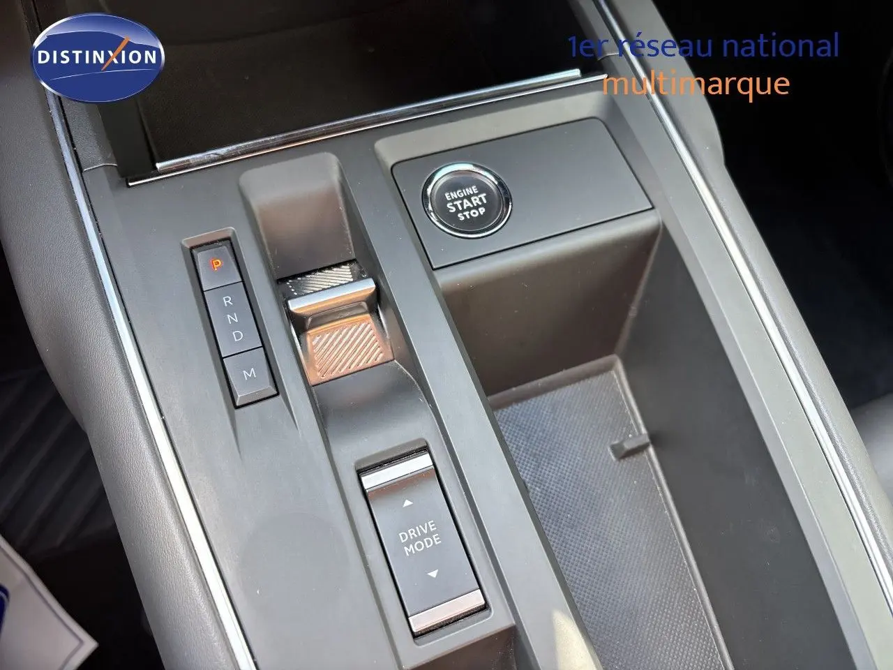Gros plan sur la console centrale du Citroën C5 Aircross 2025, avec bouton start/stop et commandes de boîte auto.