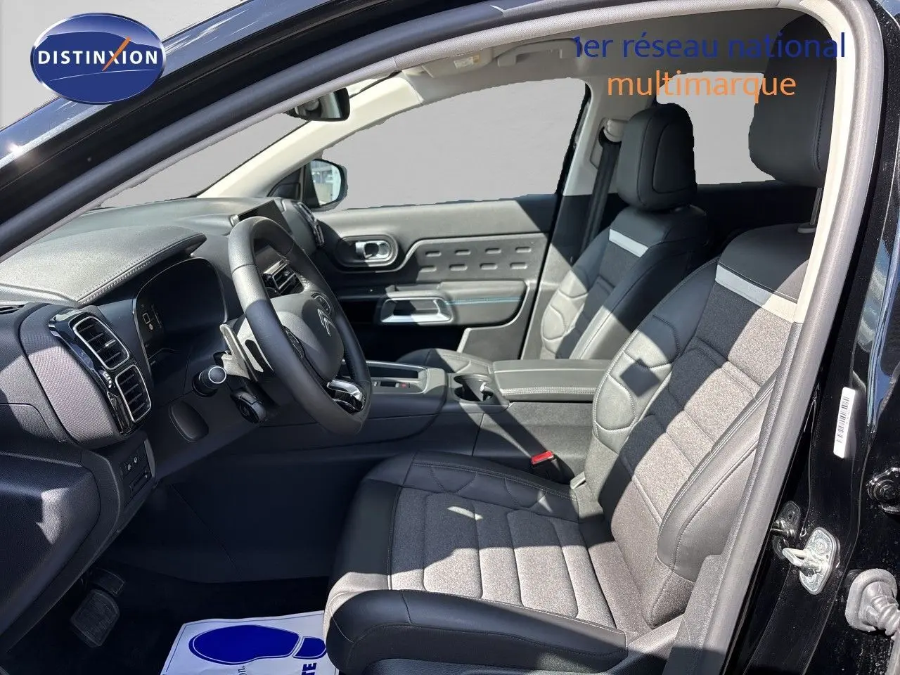 Vue intérieure côté gauche du Citroën C5 Aircross noir Perla Nera, montrant les sièges avant en tissu et cuir et le tableau de bord.
