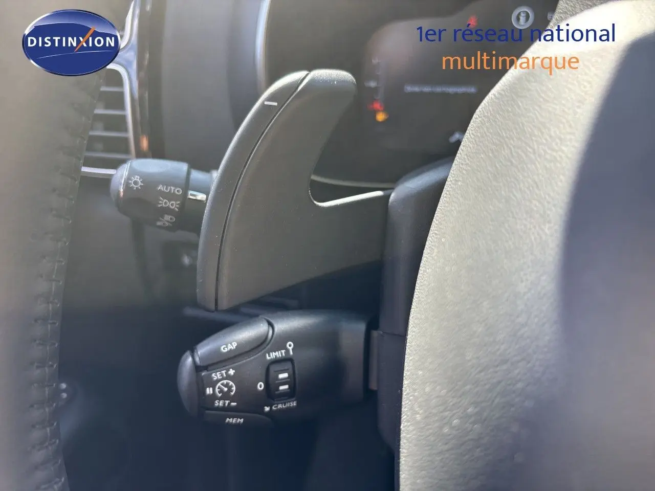 Gros plan sur la commande de régulateur de vitesse et palette de changement de vitesse du Citroën C5 Aircross noir, côté gauche du volant.
