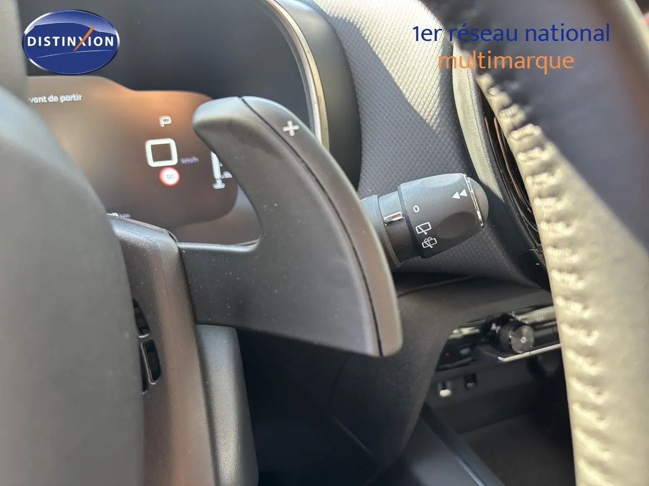 Gros plan sur la palette de changement de vitesse droite du volant du Citroën C5 Aircross noir Perla Nera 2025.