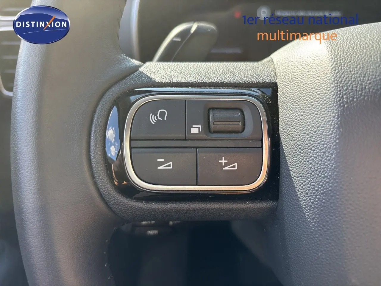 Gros plan sur les commandes multifonctions au volant du Citroën C5 Aircross 2025, finition noire, boutons de réglage et appel.