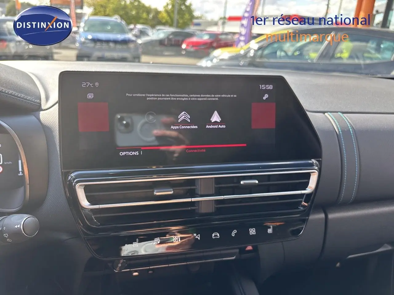 Vue rapprochée de l’écran tactile central et de la console du Citroën C5 Aircross noir Perla Nera, avec commandes tactiles.