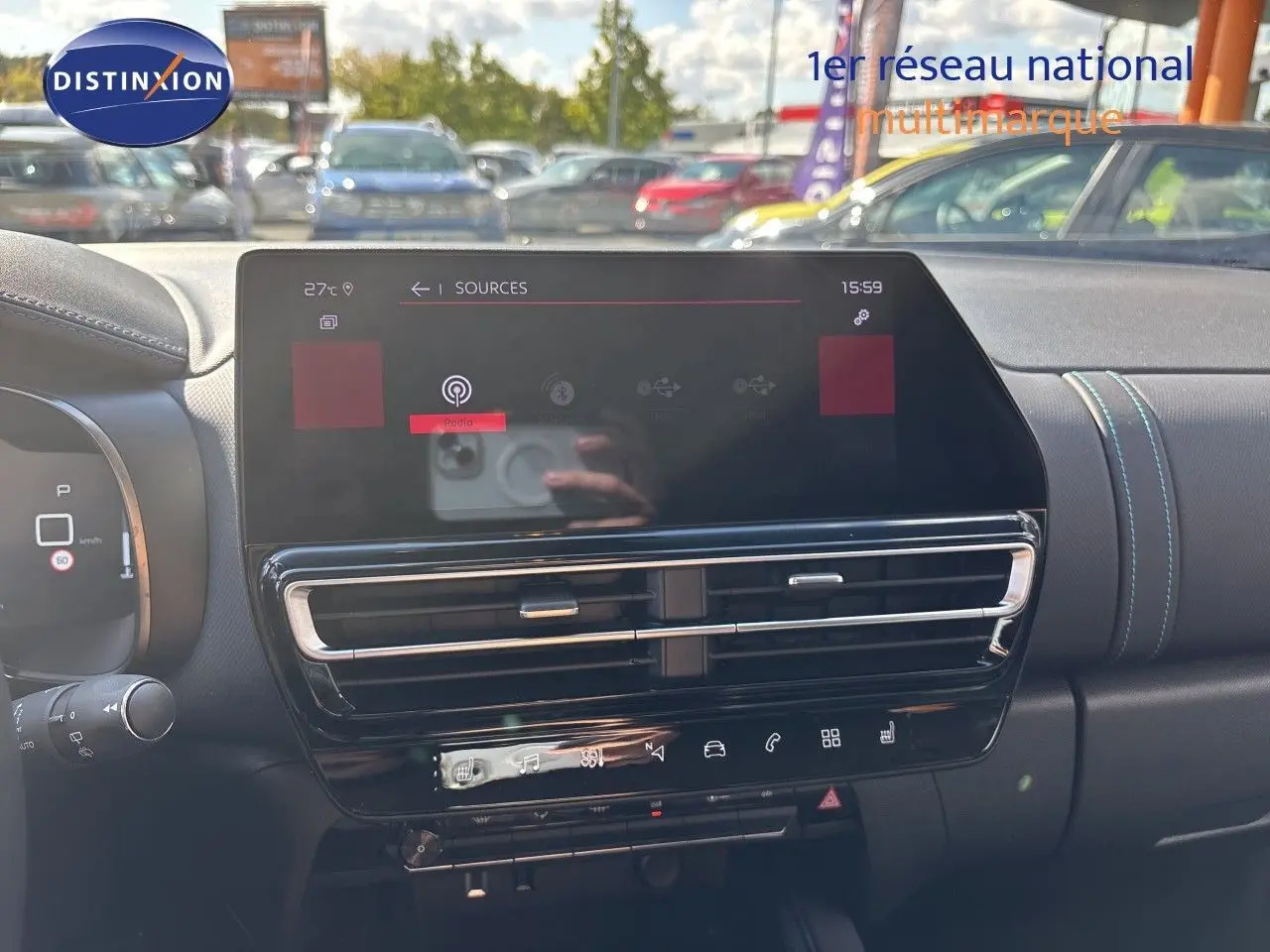 Tableau de bord du Citroën C5 Aircross noir Perla Nera, vue frontale centrée sur l’écran tactile et les commandes.