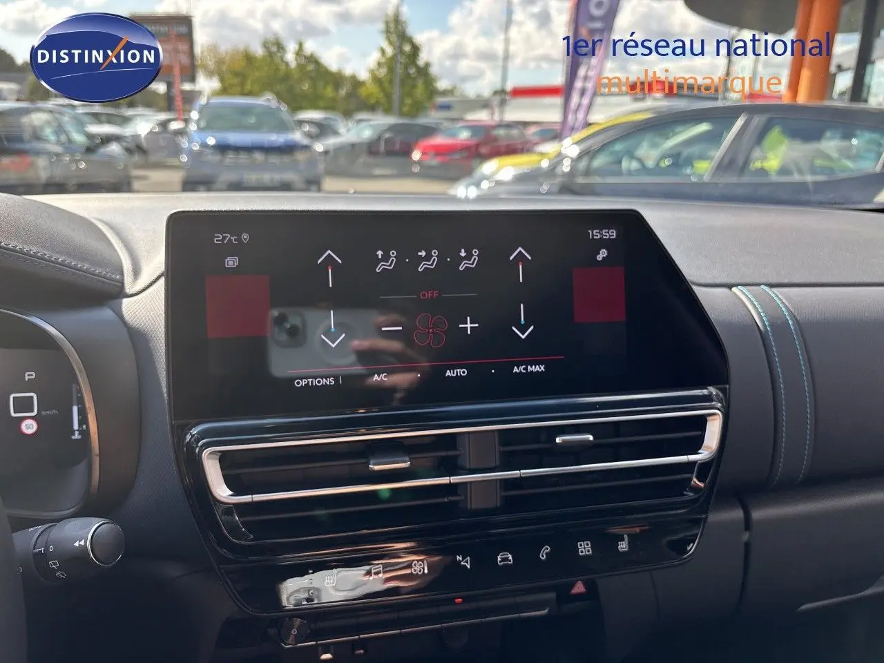 Vue intérieure du tableau de bord du Citroën C5 Aircross noir Perla Nera, avec écran tactile central et commandes climatisation.