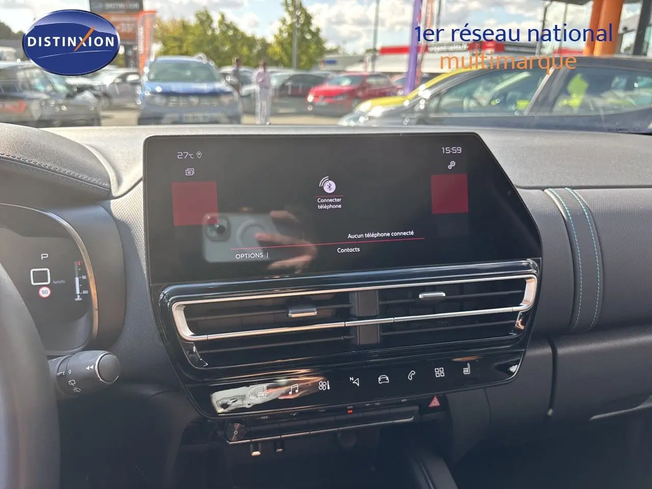 Vue intérieure du tableau de bord du Citroën C5 Aircross noir, avec écran tactile central et commandes tactiles modernes.