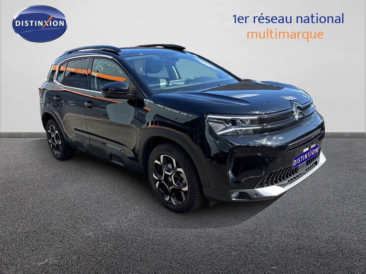 SUV Citroën C5 Aircross noir Perla Nera, vue 3/4 avant droit, jantes bi-ton et toit panoramique visible.