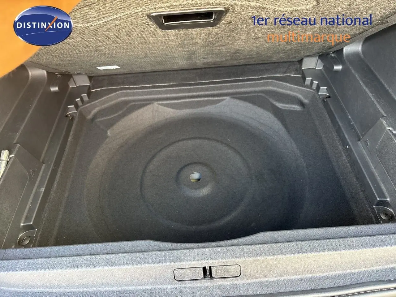 Vue plongeante sur le coffre noir du Citroën C5 Aircross 1.2 Hybride 145ch BVA Max, espace de rangement sans roue de secours.