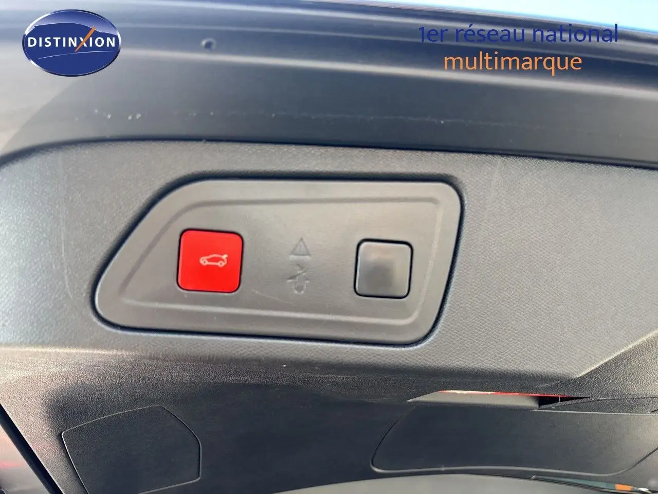 Bouton rouge d'ouverture du coffre intégré dans le panneau intérieur du hayon du Citroën C5 Aircross noir Perla Nera.