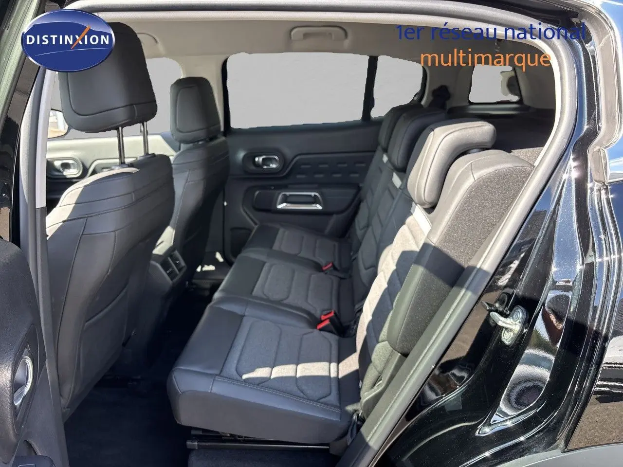 Vue intérieure côté droit des sièges arrière en tissu et cuir du Citroën C5 Aircross noir Perla Nera 2025.