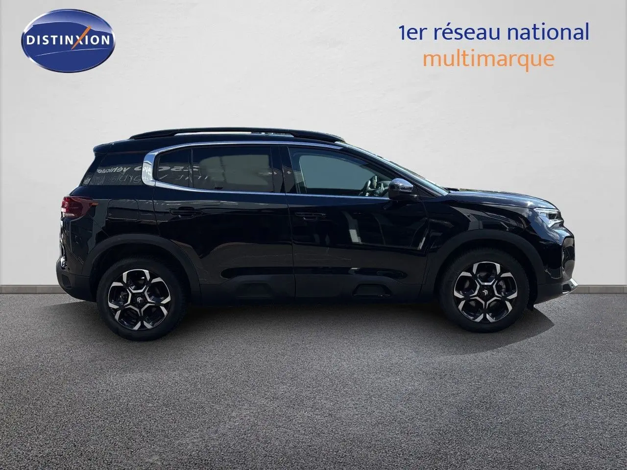 Profil droit du Citroën C5 Aircross 1.2 Hybride 145ch noir Perla Nera, avec jantes alliage et toit noir.
