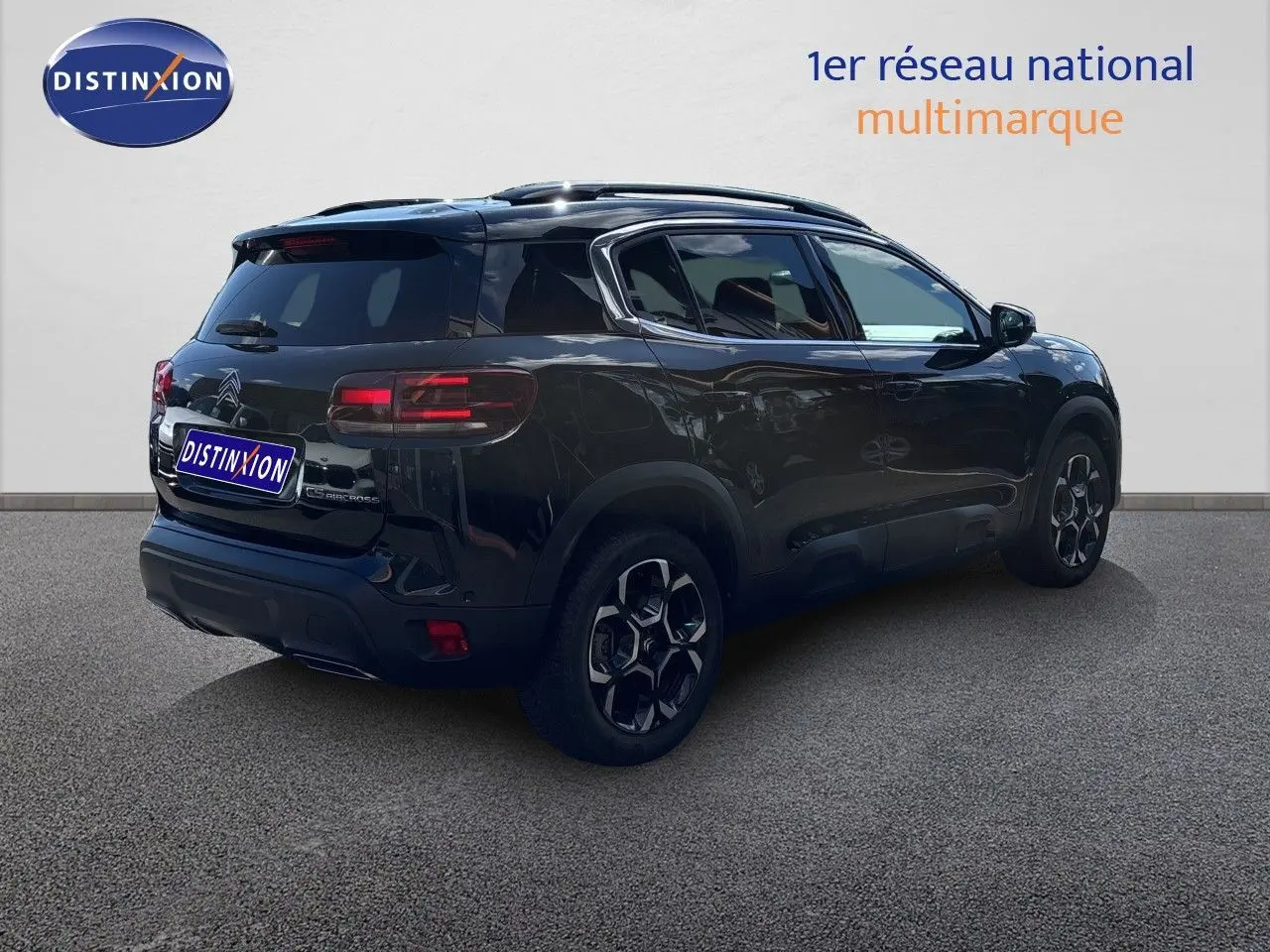 Vue 3/4 arrière droite du Citroën C5 Aircross noir Perla Nera, avec jantes distinctives et toit panoramique.