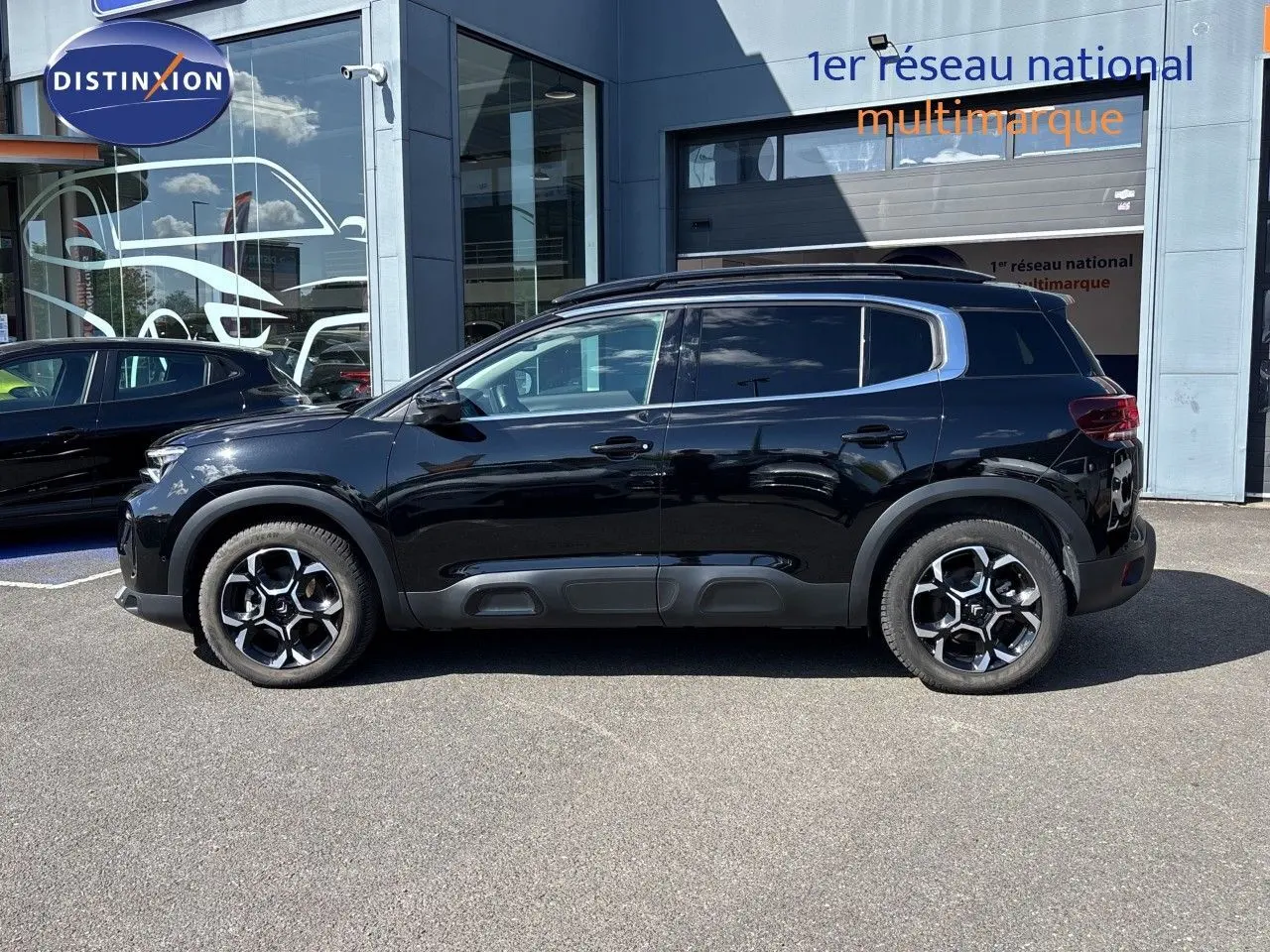 Profil droit d'un Citroën C5 Aircross 2025 noir Perla Nera métallisé avec jantes bicolores et protections latérales noires.