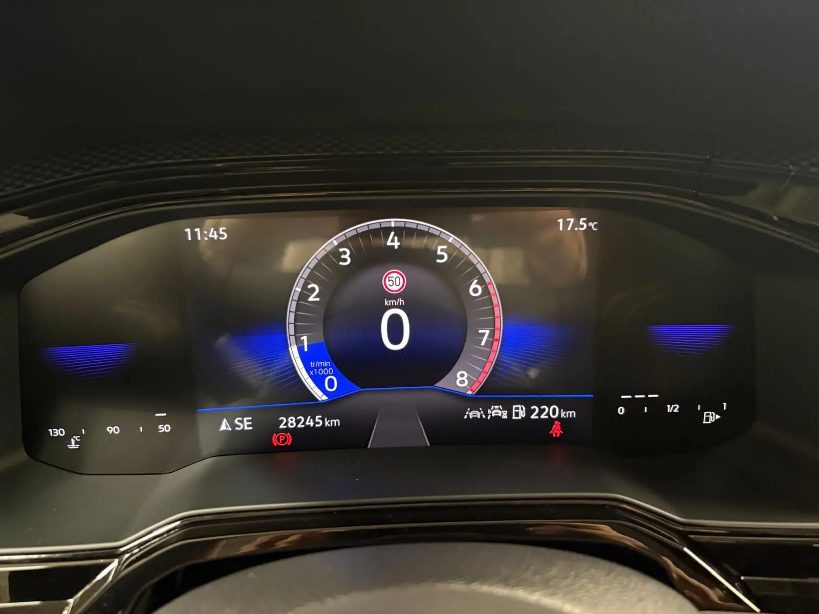 Tableau de bord numérique de Volkswagen Polo gris cendre 2024, affichant vitesse à 0 km/h et compteur à 28 245 km.