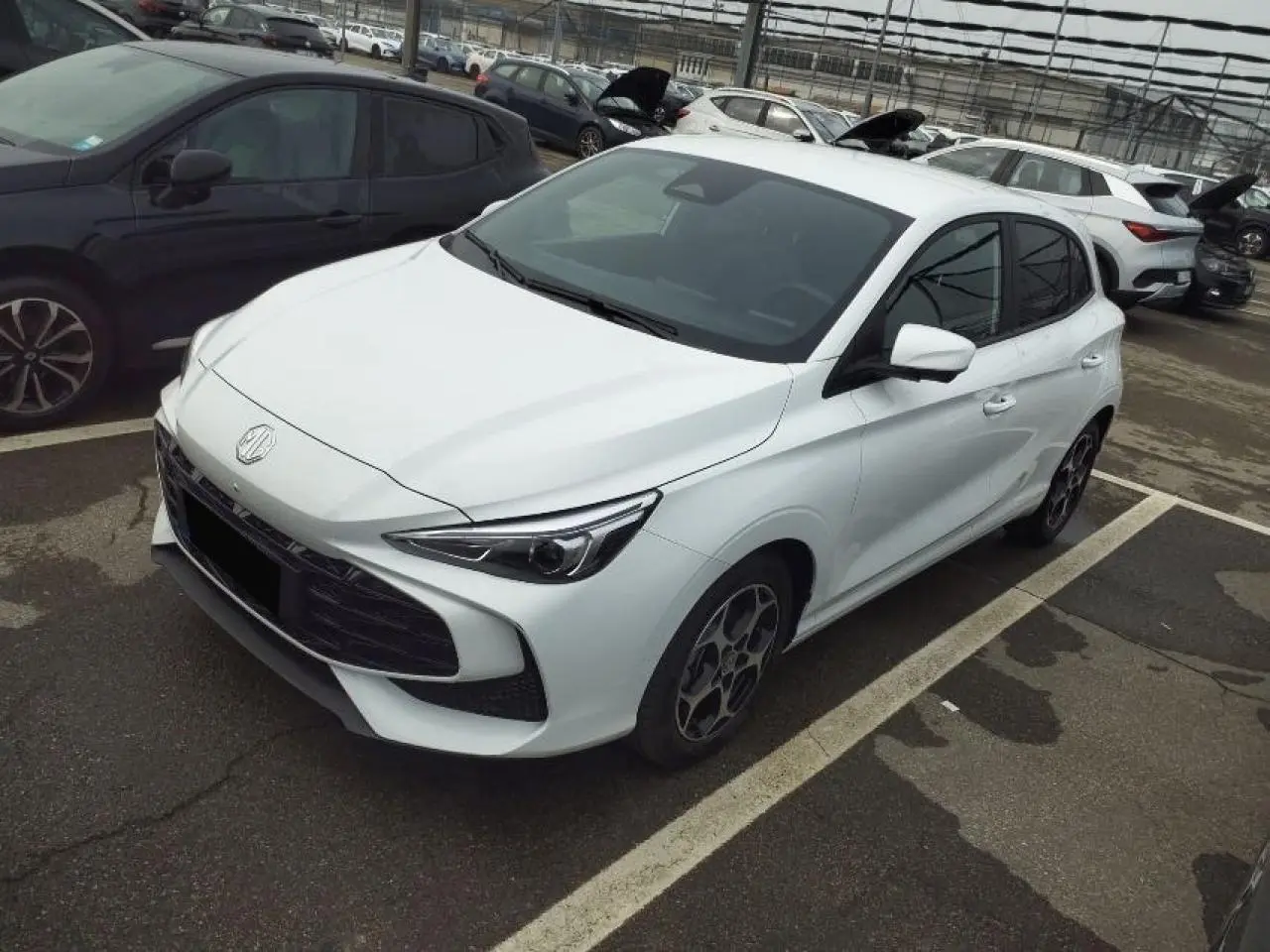 MG3 1.5 Hybrid+ blanc Dover vu en 3/4 avant droit, avec jantes alliage et vitres teintées.