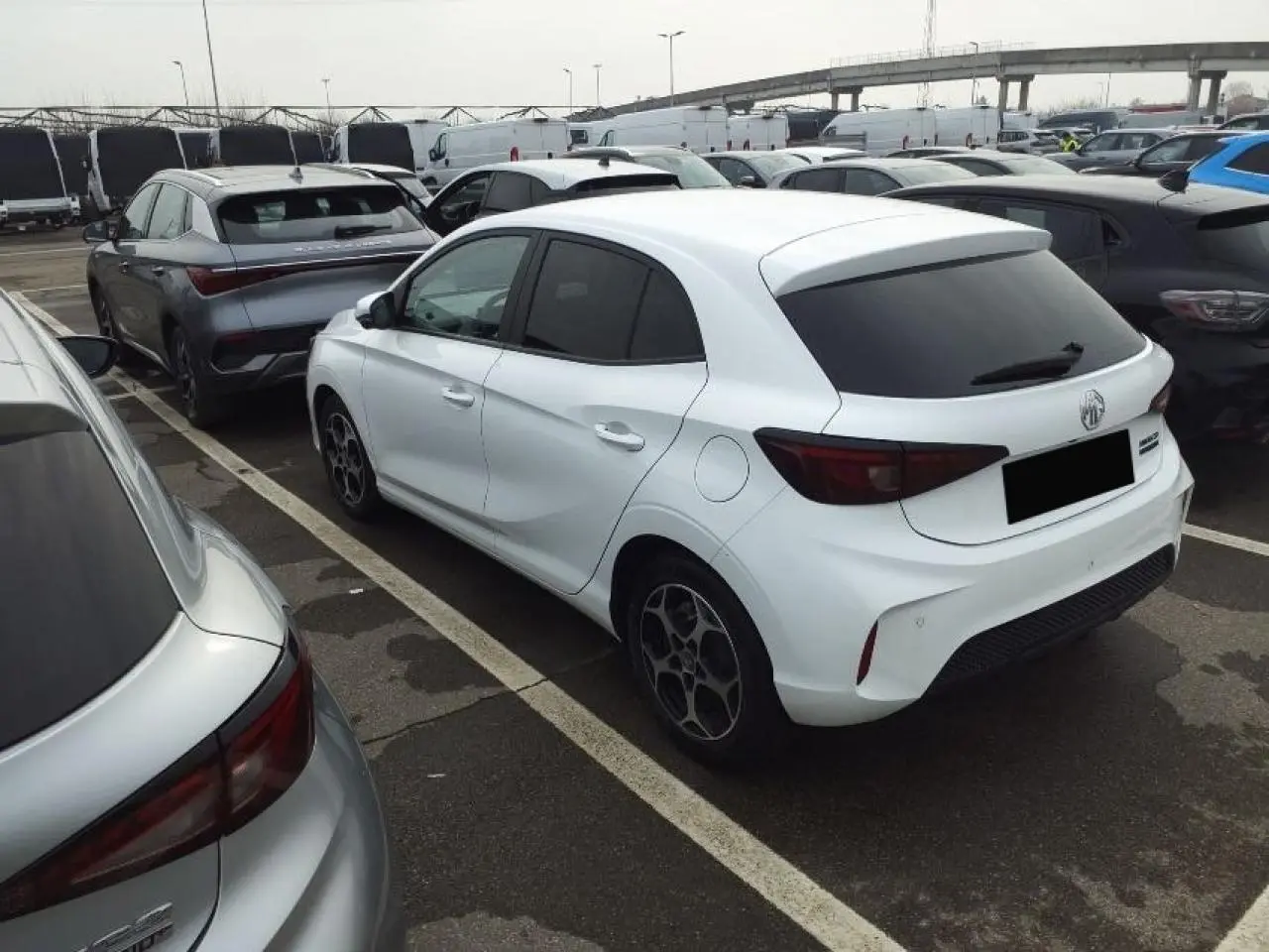 MG3 1.5 Hybrid+ blanc Dover vu en 3/4 arrière droit, avec vitres surteintées et jantes alliage 16 pouces.
