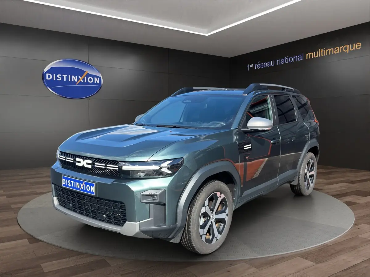 Dacia Bigster Journey hybride vert en 3/4 avant droit avec jantes spécifiques et rétroviseurs argentés.