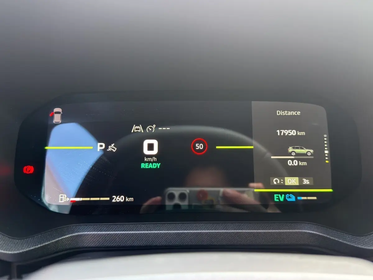Affichage numérique du combiné d'instruments du Dacia Bigster hybride, montrant la vitesse à 0 km/h et l'autonomie restante.