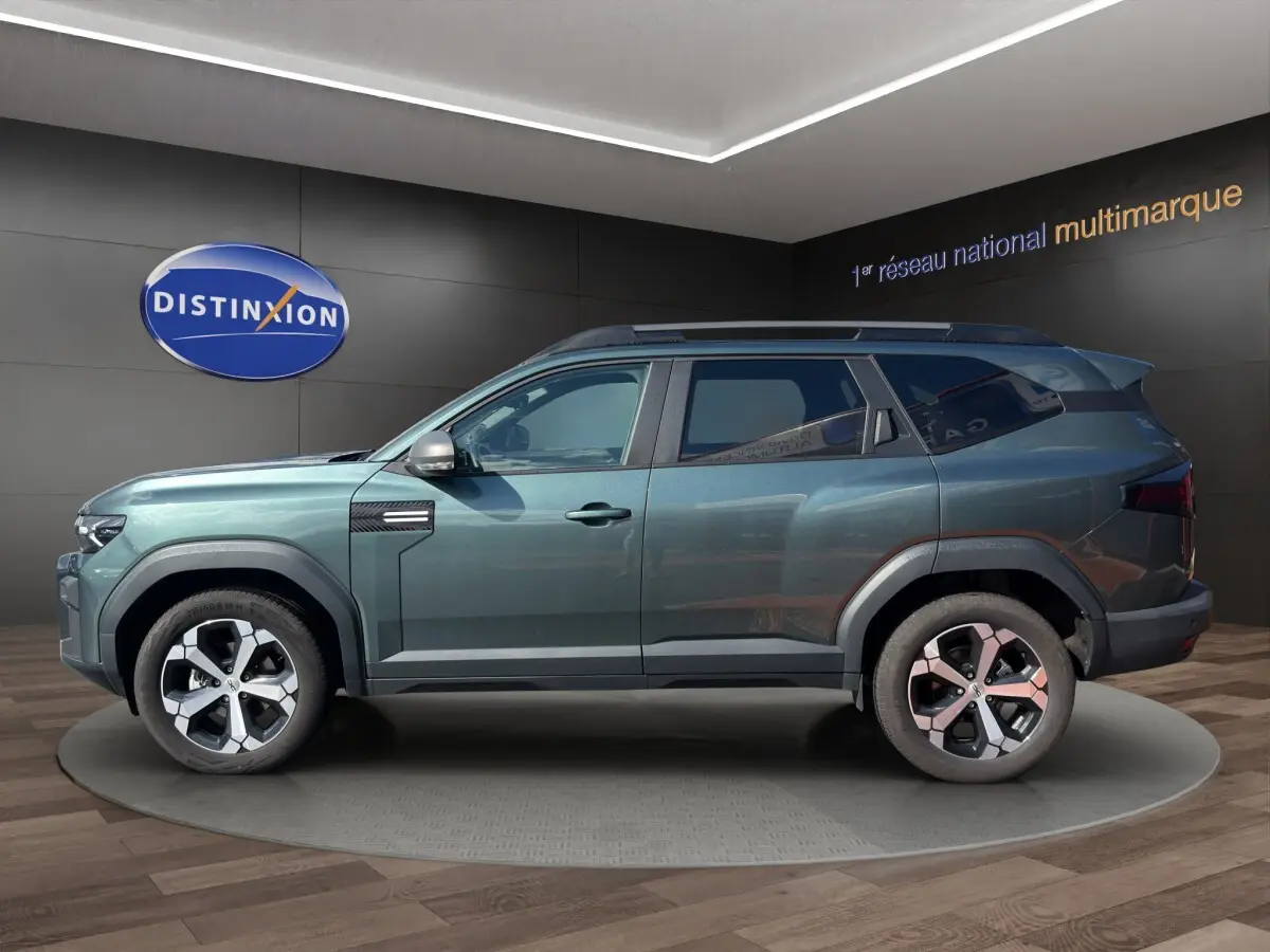 Profil côté gauche du SUV Dacia Bigster vert métallisé avec jantes modernes et toit ouvrant panoramique.