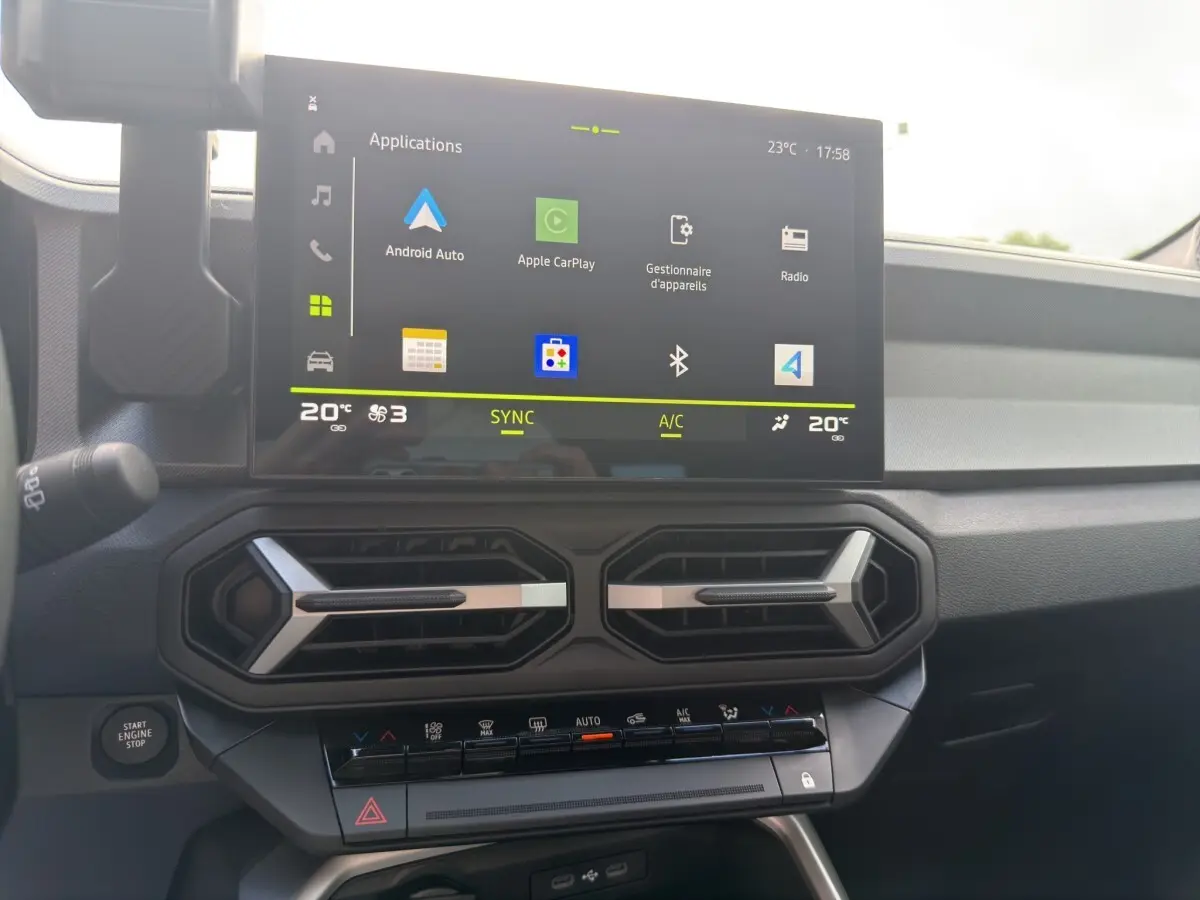 Vue rapprochée du tableau de bord du Dacia Bigster 2025 avec écran tactile central affichant Android Auto et Apple CarPlay.