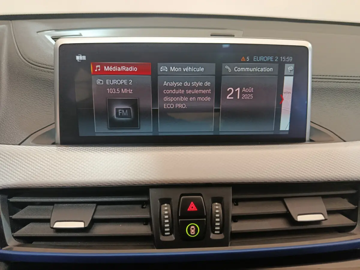 Écran tactile 8,8 pouces du tableau de bord du BMW X1 sDrive18i M Sport 2019, affichage média et navigation.