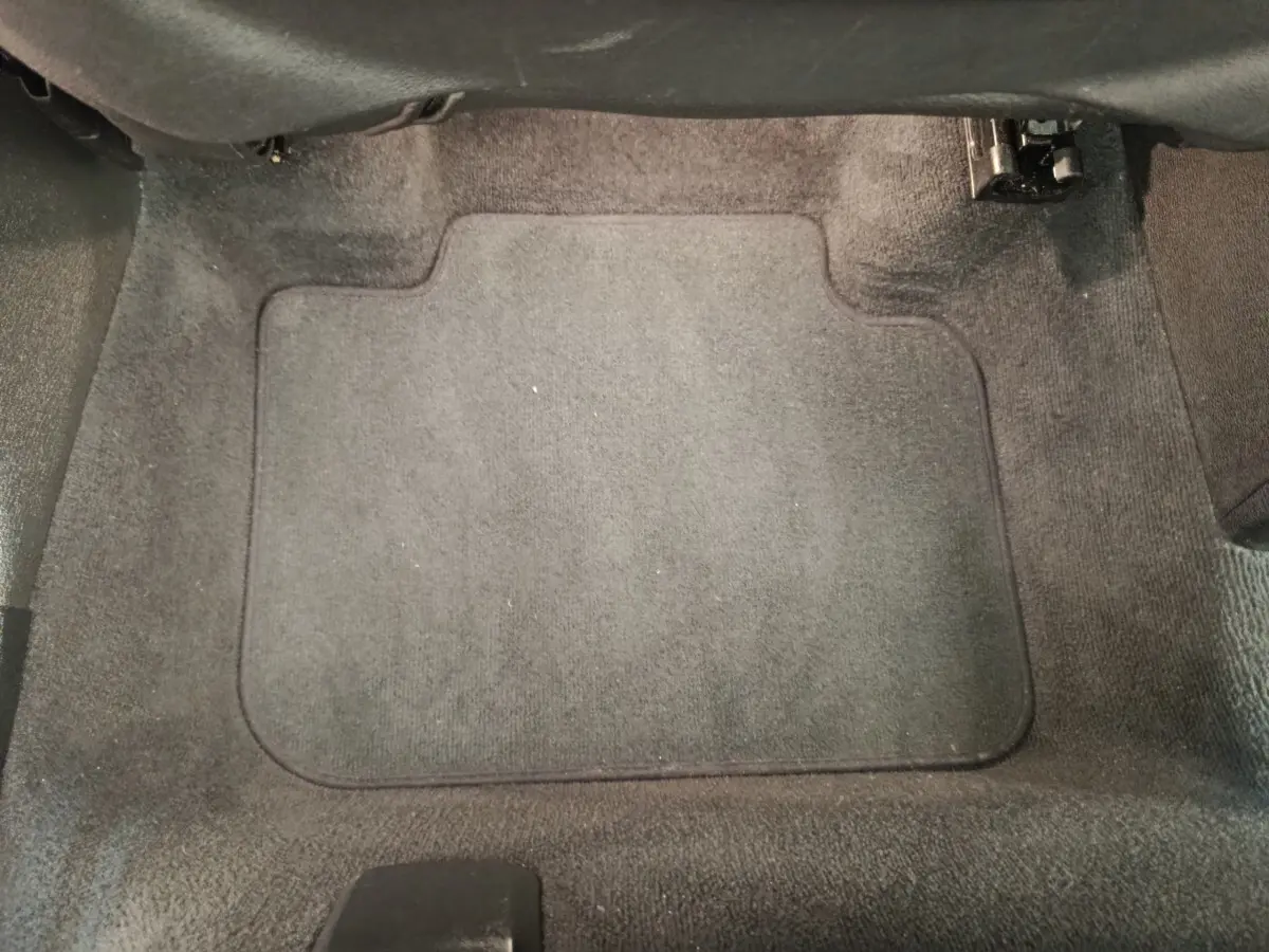 Tapis de sol gris foncé côté conducteur dans l'habitacle d'une BMW X1 sDrive18i M Sport DKG7 2019