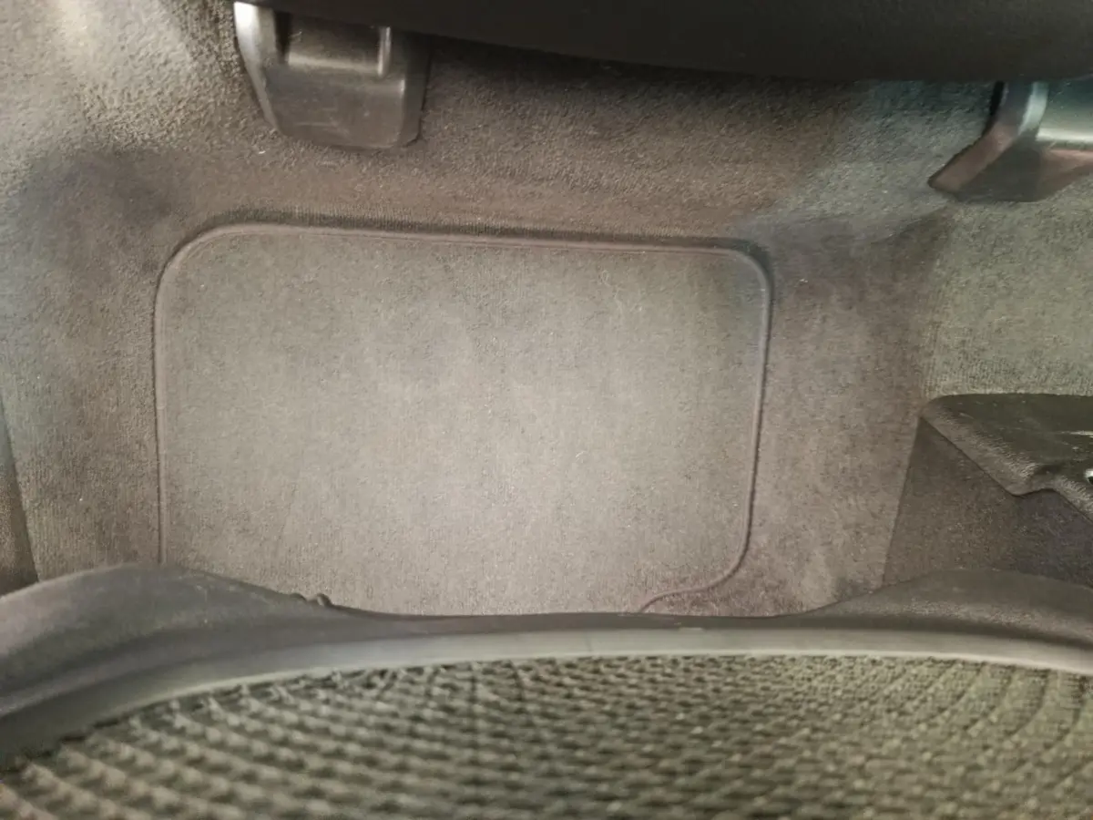 Plancher côté passager avant du BMW X1 sDrive18i M Sport 2019, tapis de sol gris foncé visible
