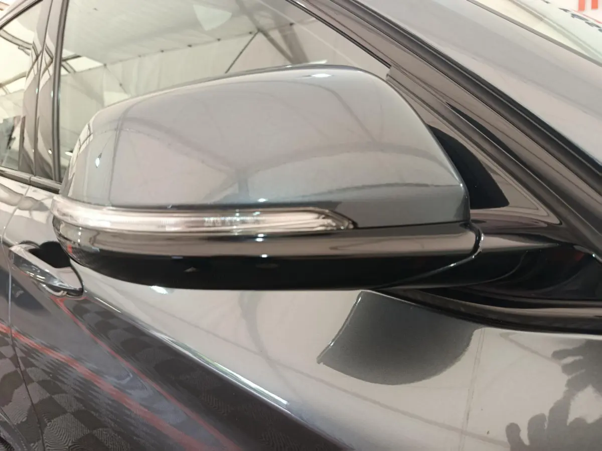 Rétroviseur côté gauche gris métallisé de BMW X1 sDrive18i M Sport 2019 avec clignotant intégré, vue rapprochée.