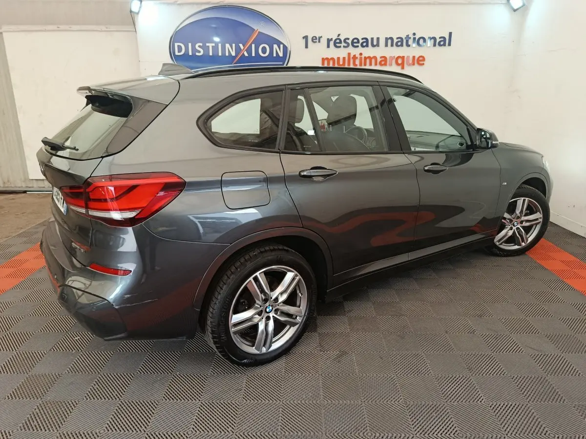 BMW X1 sDrive18i M Sport 2019 vue côté droit arrière, gris métallisé avec jantes alliage et feux LED distinctifs.