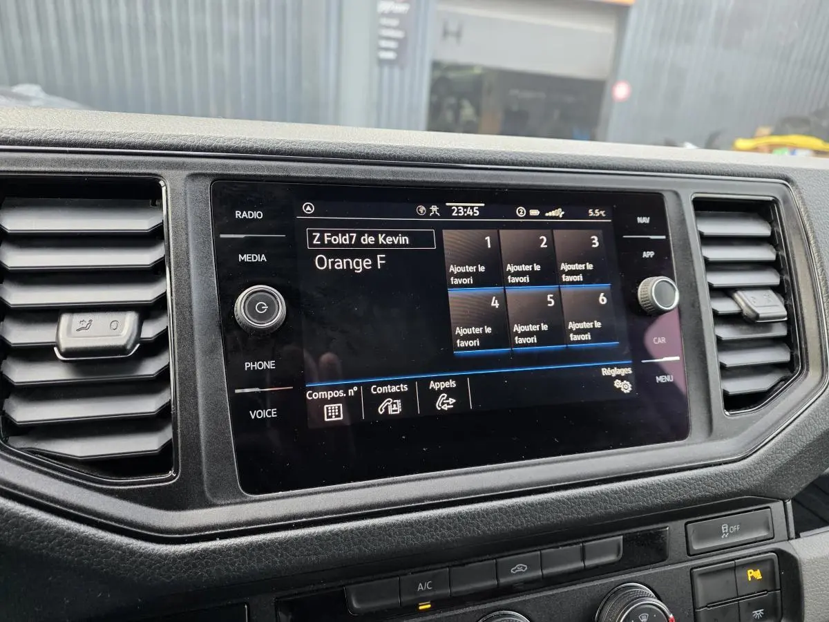 Écran tactile central du tableau de bord du Volkswagen Crafter Fourgon blanc, avec commandes multimédia visibles.