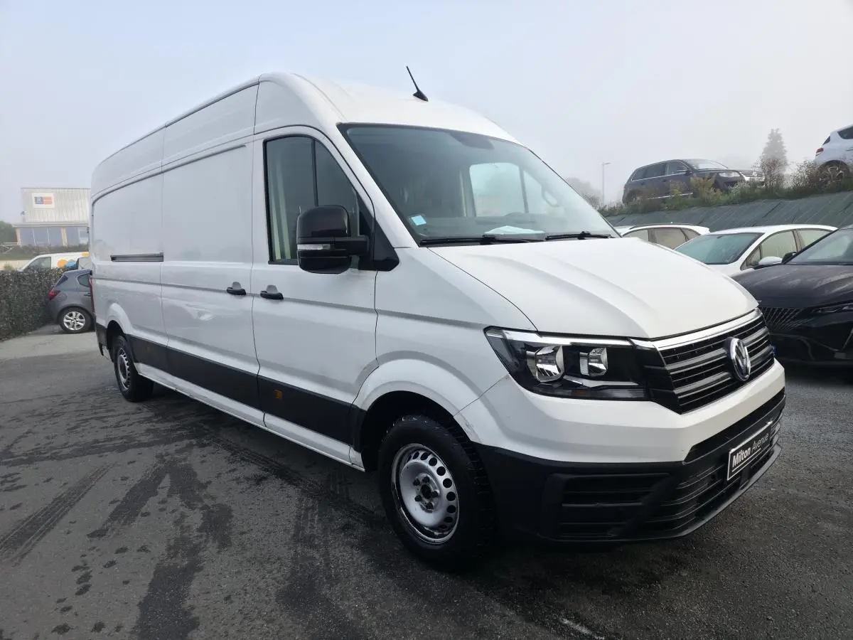 Volkswagen Crafter Fourgon blanc en 3/4 avant droit avec jantes acier et pare-chocs noirs contrastés.