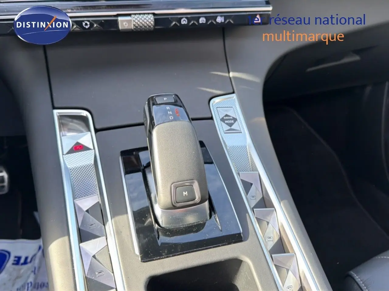 Gros plan sur la commande de boîte automatique du DS7 1.5 BLUEHDI 130 EAT8 RIVOLI, intérieur noir perle.