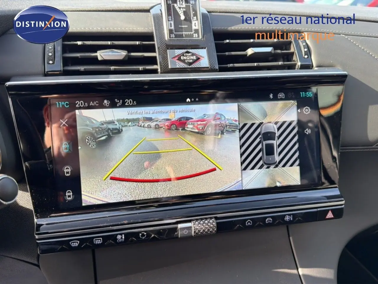 Vue intérieure du tableau de bord du DS7 1.5 BLUEHDI 130 EAT8 RIVOLI 2024, écran tactile avec caméra de recul active.