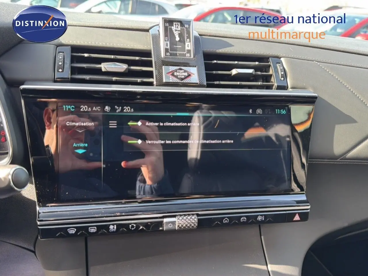 Vue rapprochée de l’écran tactile du tableau de bord du DS7 noir perle, affichant les réglages de climatisation.