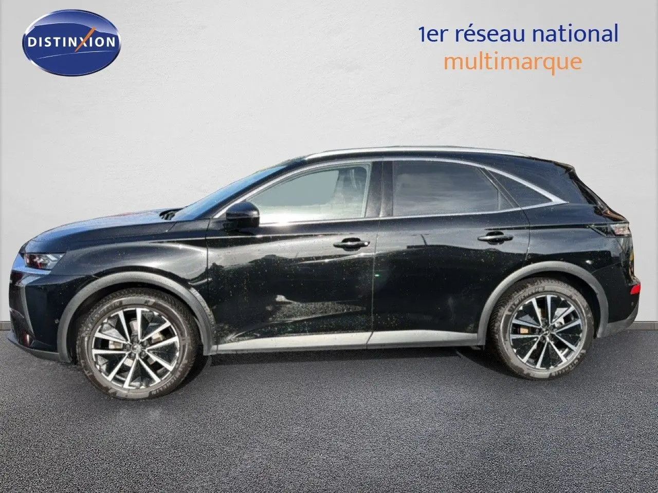 Vue latérale droite d'un DS7 noir perle 2024 avec jantes alliage bicolores et lignes élégantes.