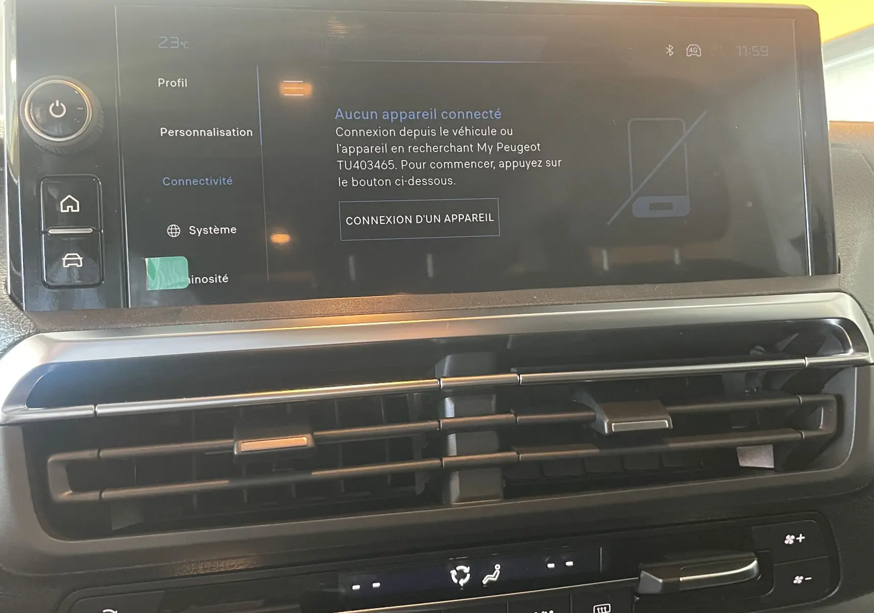 Vue rapprochée de l'écran tactile central et des commandes de climatisation du Peugeot Traveller noir, version 2026.