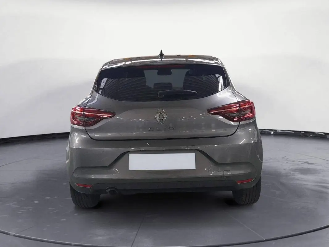 Vue arrière d'une Renault Clio gris clair 2023 avec feux LED et jantes alliage 16 pouces visibles.
