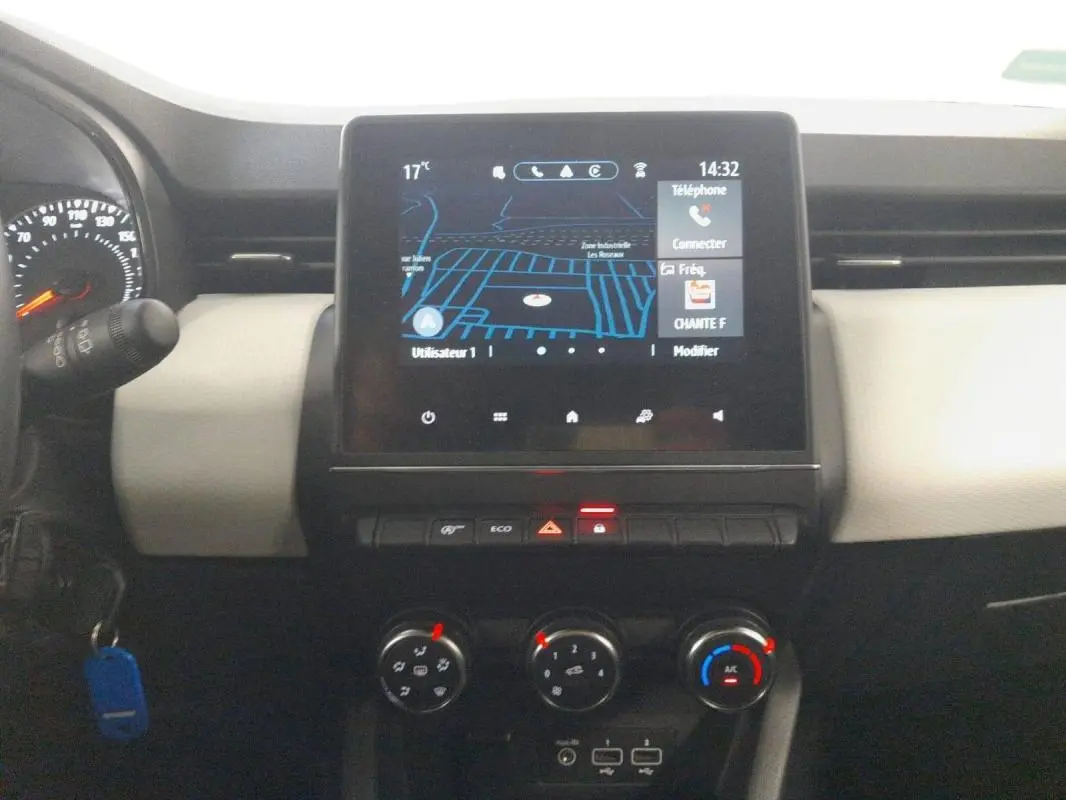 Vue intérieure centrée sur l’écran tactile du tableau de bord de la Renault Clio gris clair V TCe 90 Evolution 2023.