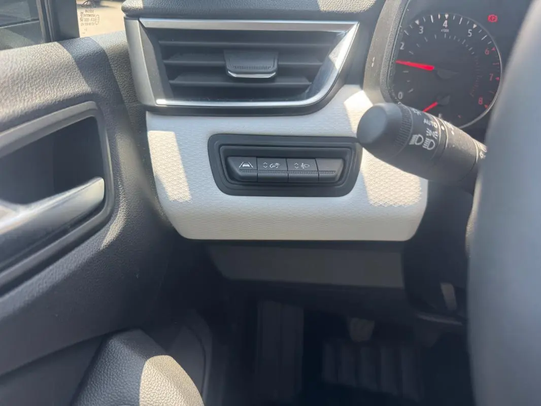 Vue intérieure côté gauche du tableau de bord gris clair de la Renault Clio V TCe 90 Evolution avec commandes d’assistance et commodo.