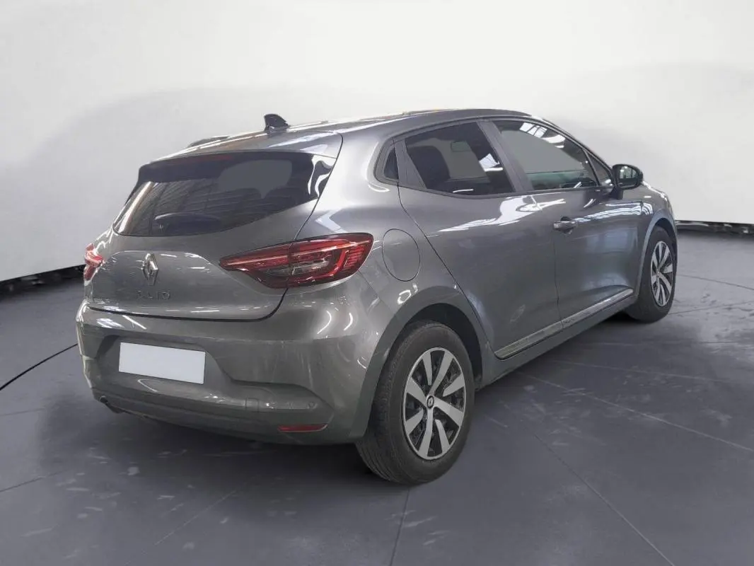 Renault Clio V TCe 90 Evolution gris clair vue 3/4 arrière droit avec jantes alliage 16 pouces et roue de secours.