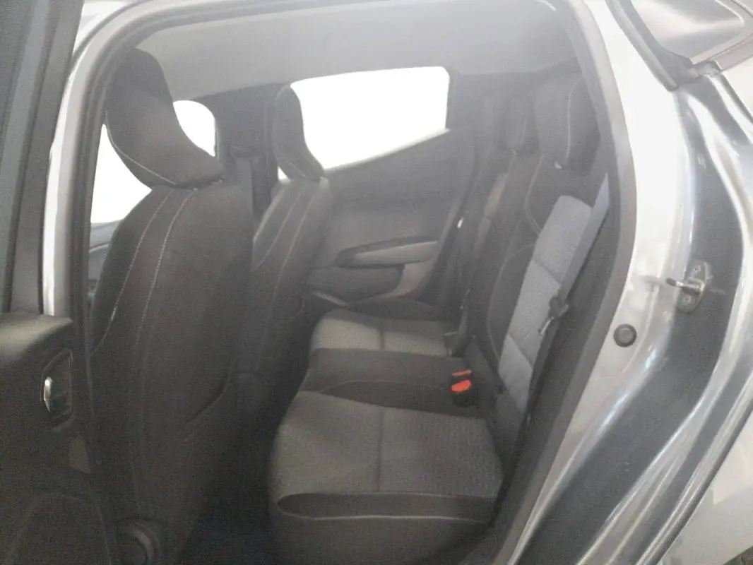 Vue intérieure côté droit des sièges arrière tissu gris et noir de la Renault Clio V TCe 90 Evolution 2023 gris clair.